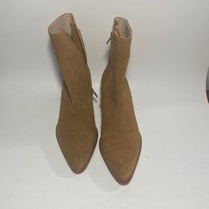 Selling WOMENS boots size 6 1/2